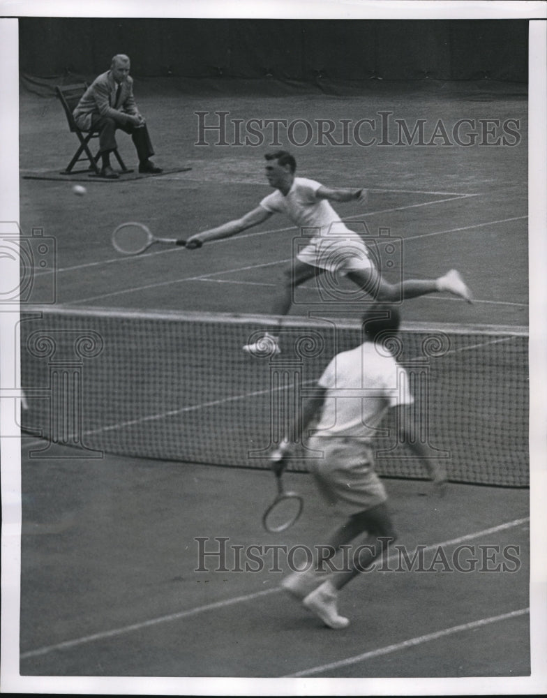 1951 Press Photo Forrest Hills NY Frank Sedgman vs Art Larsen - nes25750- Historic Images