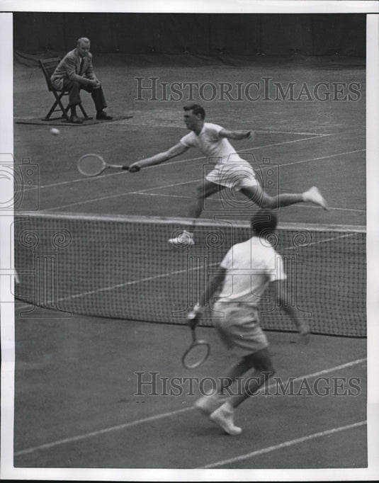 1951 Press Photo Forrest Hills NY Frank Sedgman vs Art Larsen - nes25750- Historic Images