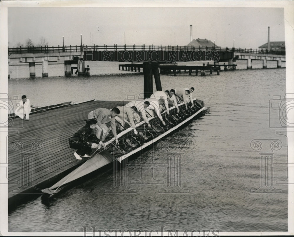 1939 Press Photo Annapolis Md US Navy scull crew &amp; their shell at practice- Historic Images