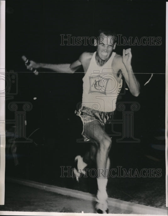 1958 Press Photo Modesto Calif Bobby Morrow Abeliene Christian anxhor in 880- Historic Images