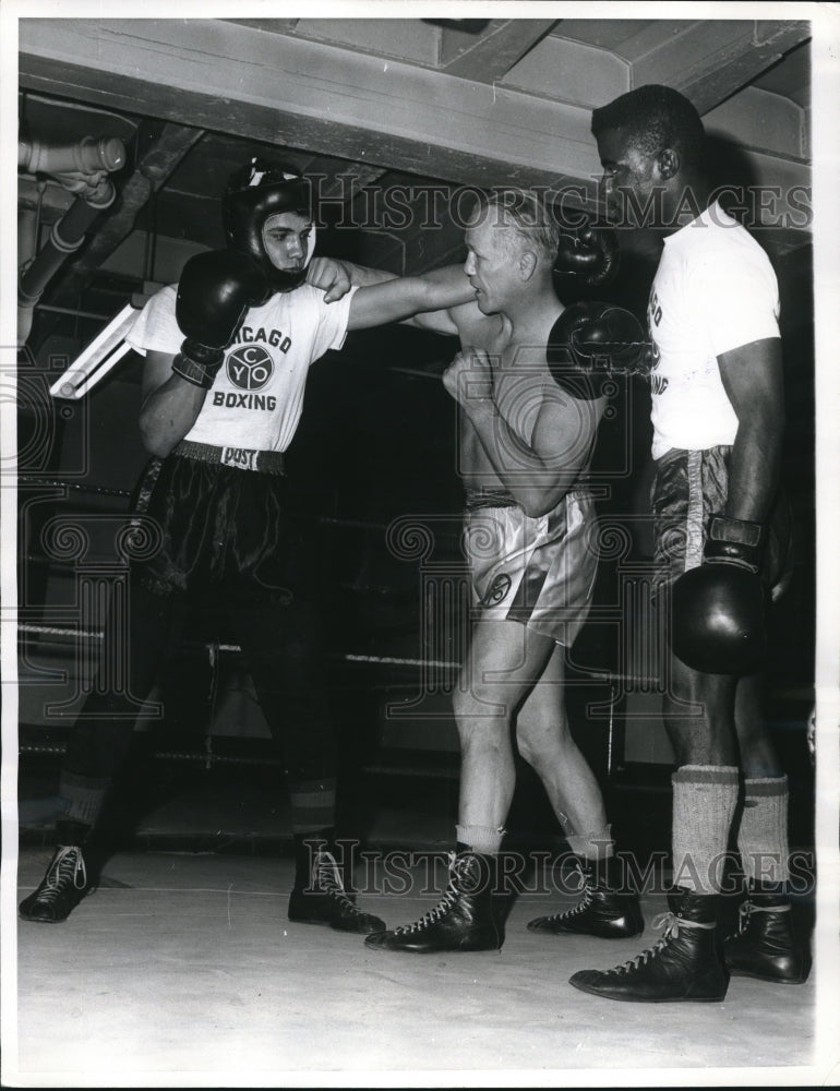 1968 Press Photo Boxer Tony Zale coaches Alfonso Ortiz, Jacob Williams Chicago - Historic Images