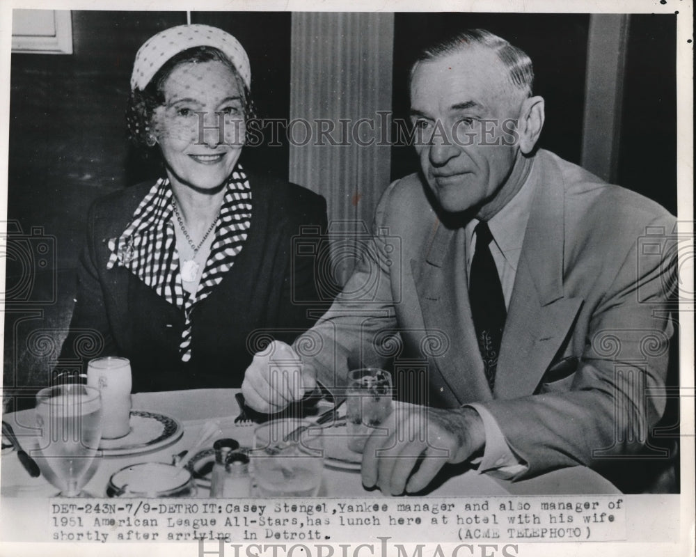 1951 Press Photo Detroit Mich Casey Stengel Yankee manager &amp; wife lunch - Historic Images