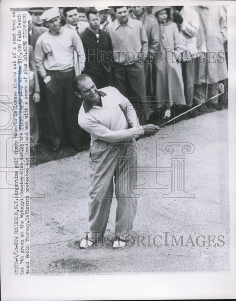 1951 Press Photo New Rochelle NY Roberto DeVincenzo in sand trap in Round Robin - Historic Images