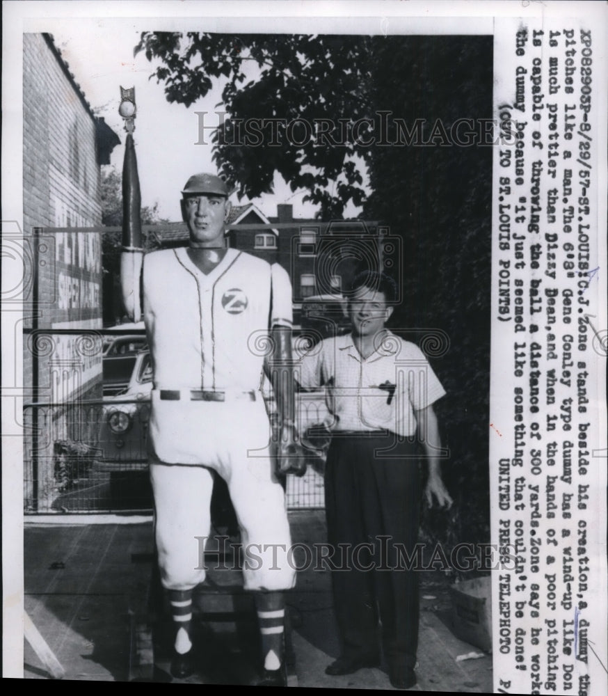 1957 Press Photo St Louis Mo CJ Zone &amp; a dummy pitcher invention - nes26934 - Historic Images