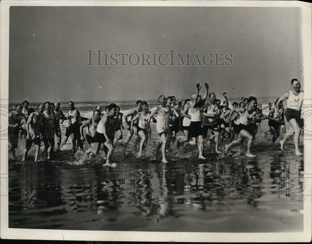 1926 Press Photo San Francisco 250 Olympic club annual dip in ocean - nes27265 - Historic Images