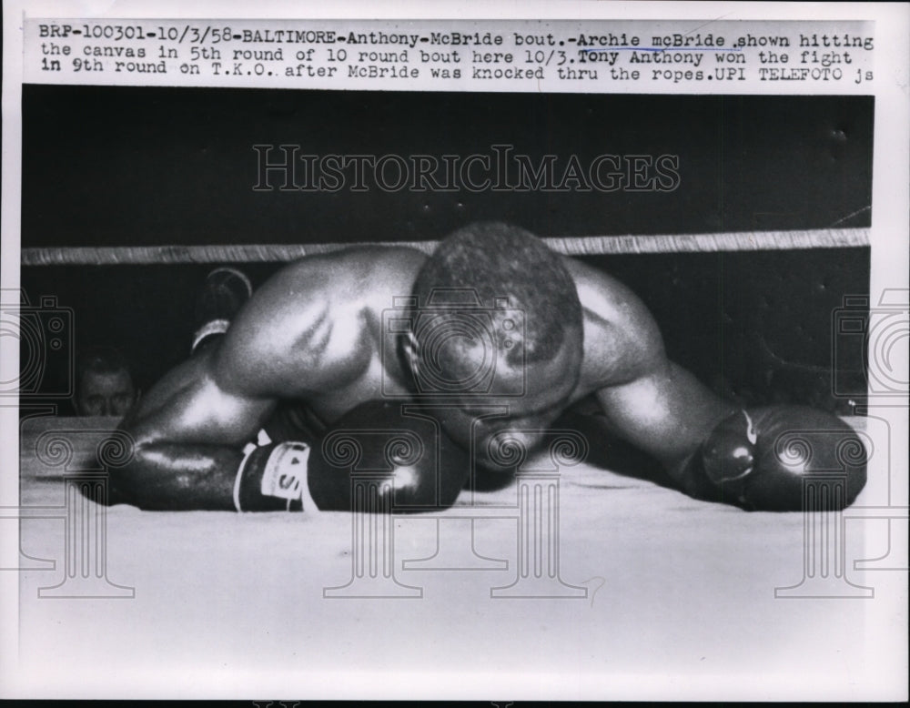 1958 Press Photo Baltimore Md Archie McBride down in bout vs Tony Anthony - Historic Images