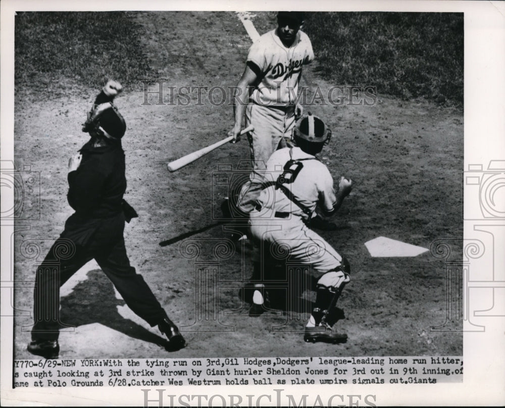 1951 Press Photo Giant catcher Wes Westrum tags out Dodgers Gil Hodges - Historic Images