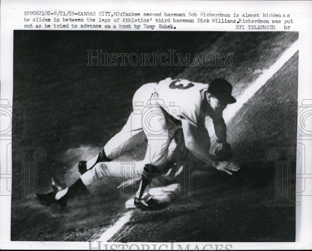 1959 Press Photo Kansas City Yankee Bob Richardson vs A's Dick Williams at 3rd - Historic Images