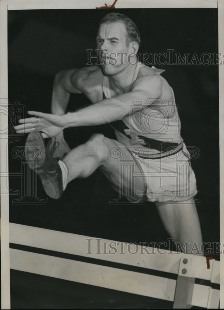 1941 Press Photo Don Olsen sets record in 70 yard low hurdles in Lafayette IN - Historic Images