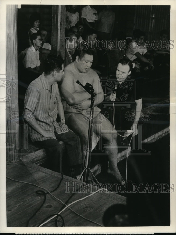 1962 Press Photo Takeshi Ishida, Tochihikari &amp; Ray Falk Sumo wrestling - Historic Images