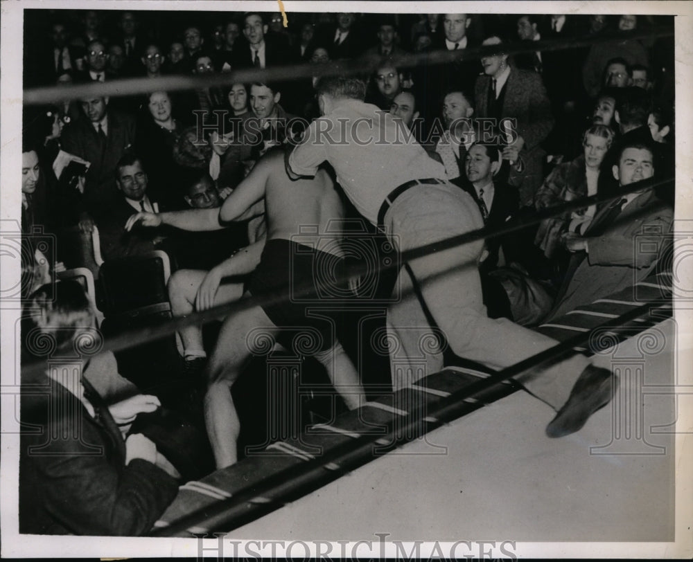 1937 Press Photo Al Bisigano &amp; Vincent Lopez fight outside the ring - nes30236 - Historic Images