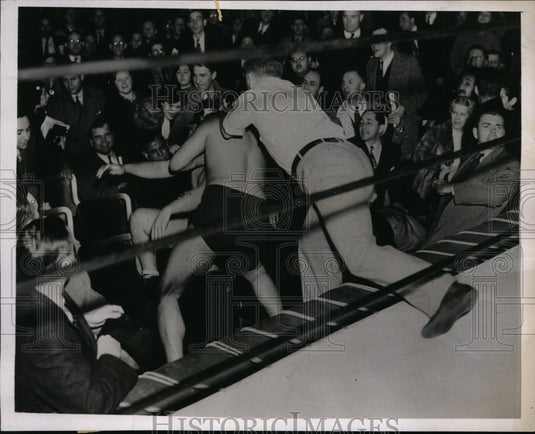 1937 Press Photo Al Bisigano & Vincent Lopez fight outside the ring - nes30236 - Historic Images