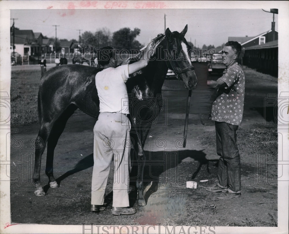 1954 Press Photo Churchill Downs Ky Determine, groom Bill Lovelace &amp; B Eaton - Historic Images