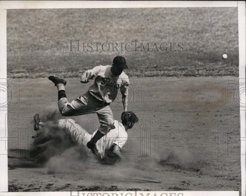 1943 Press Photo NYC Giant SS Bill Jurges sage at 2nd vs Phillies Stewart- Historic Images