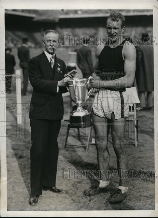 1932 Press Photo Philadelphia Pa George Munger Univ of Pa & trophy for decathlon - Historic Images