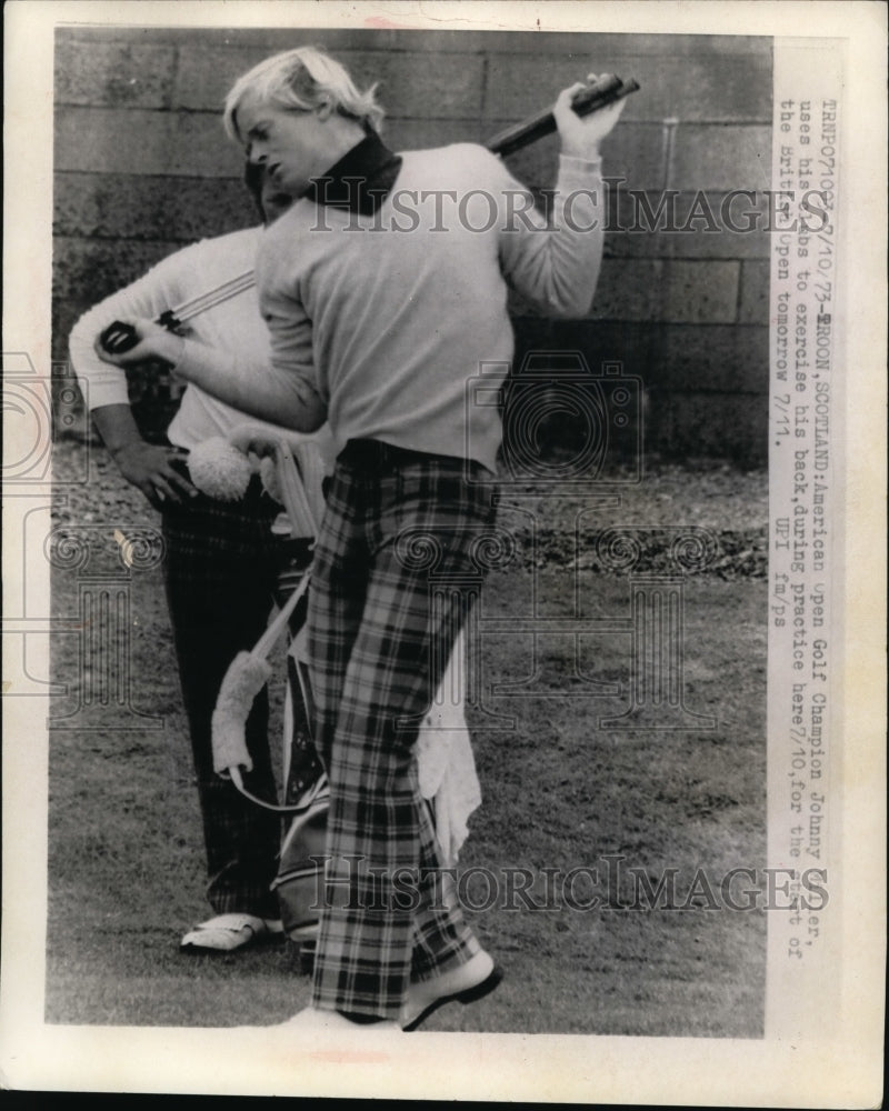 1973 Press Photo American Open Golf champion Johnny Miller uses clubs to stretch - Historic Images