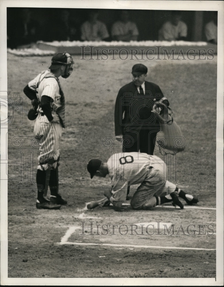1941 Press Photo Indians Keltner hit by pitch of Yankee Donald catcher Dickey - Historic Images