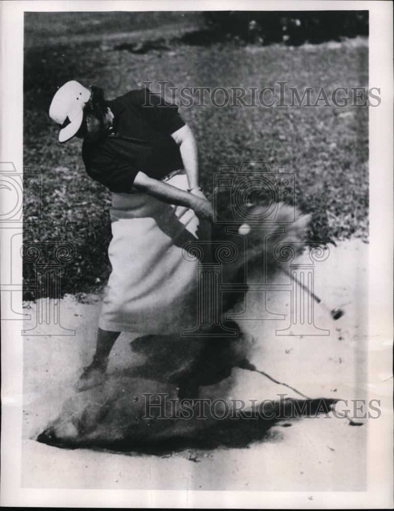 1954 Press Photo Patty Berg blasts out of trap at Serbin International Tourney- Historic Images