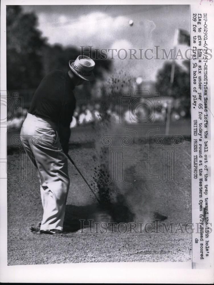 1957 Press Photo Sam Snead lofts ball out of trap towards 15th holes flag - Historic Images