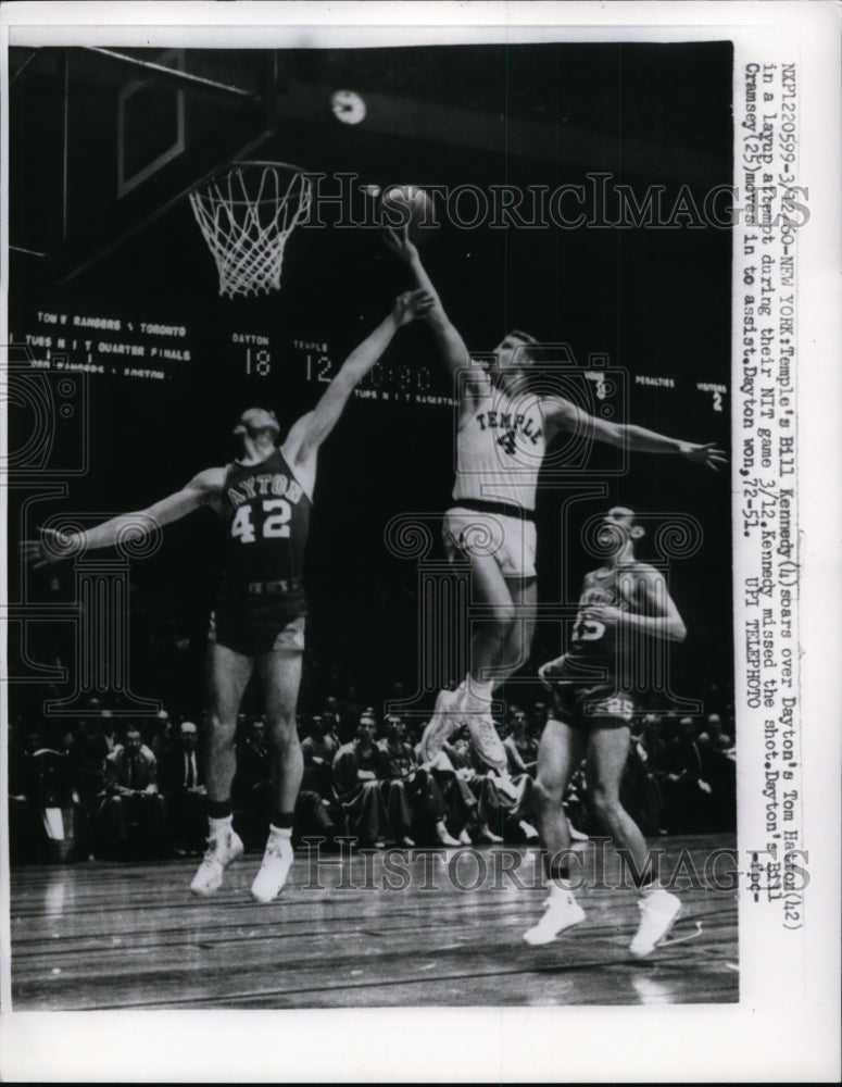 1960 Press Photo Temples Bill Kennedy soars over Daytons Tom Hatton - nes31430- Historic Images