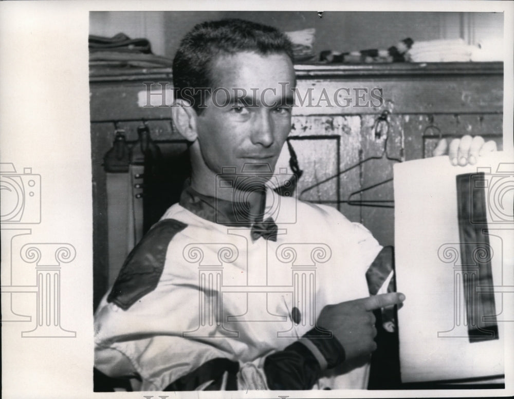 1958 Press Photo Jockey Willie Shoemaker holds nations number one ranking - Historic Images