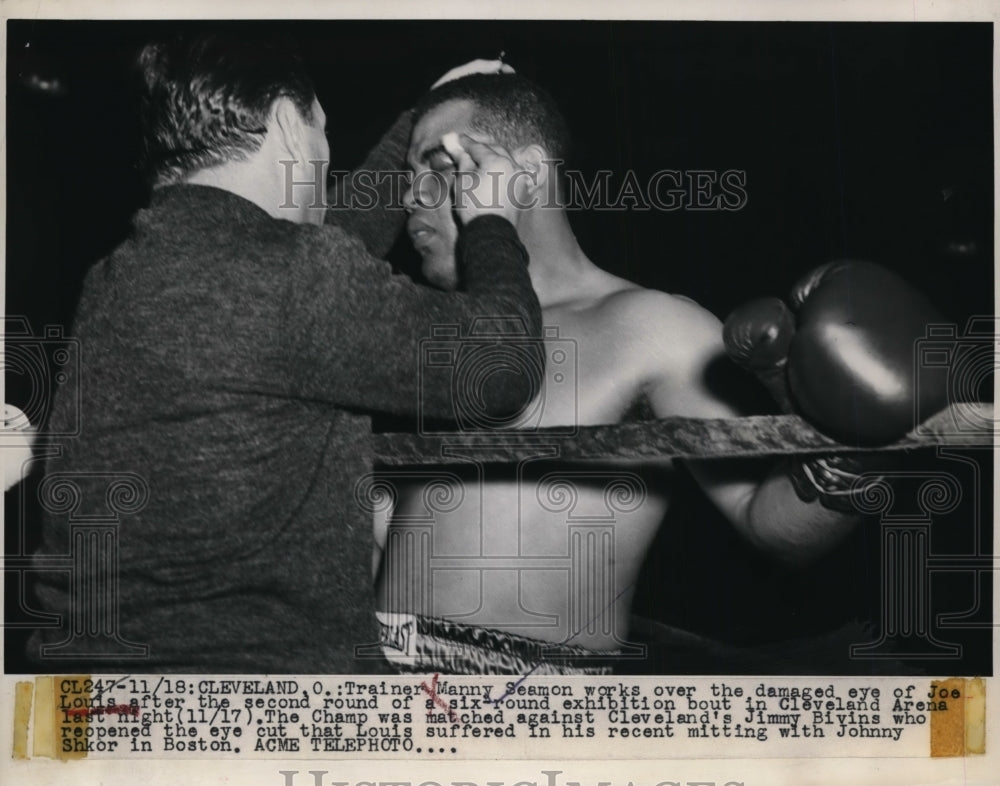 1948 Press Photo Trainer Manny Seamon works on damaged eye of Joe Louis- Historic Images