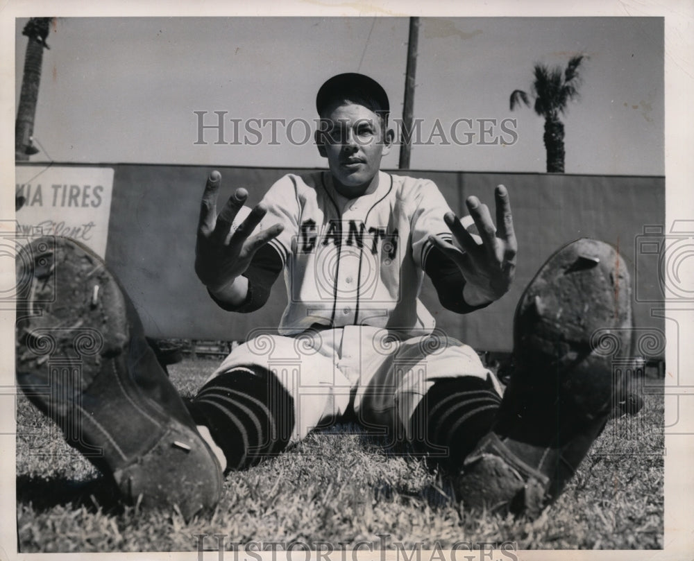 1949 Press Photo Phoeniz Ariz Clint Hartung of NY Giants at training - nes31607- Historic Images