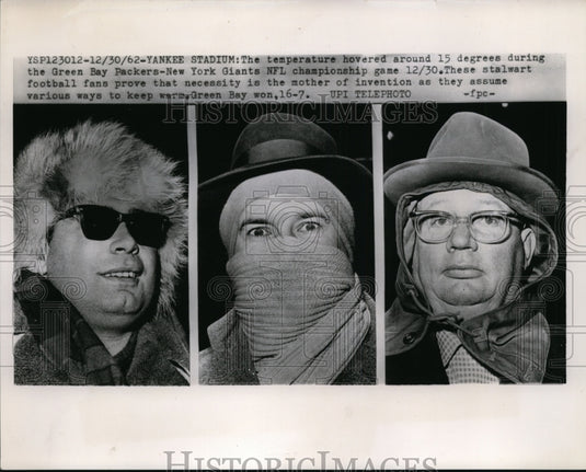 1962 Press Photo Yankee Stadium fans bundled up at Giants vs Packers game - Historic Images