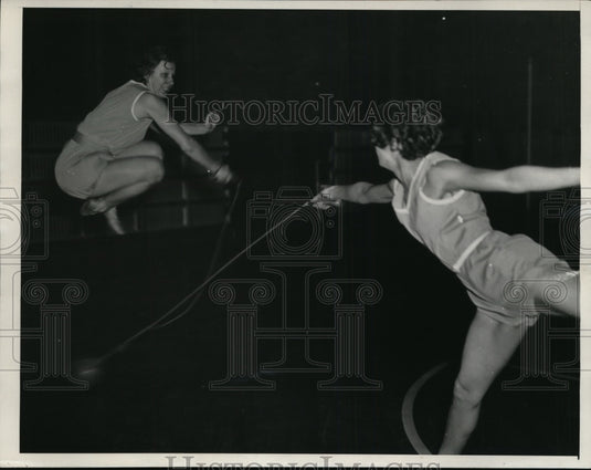 1932 Press Photo Elsie Kelp leaps to avoid swinging thrust of Frances Loeffler- Historic Images