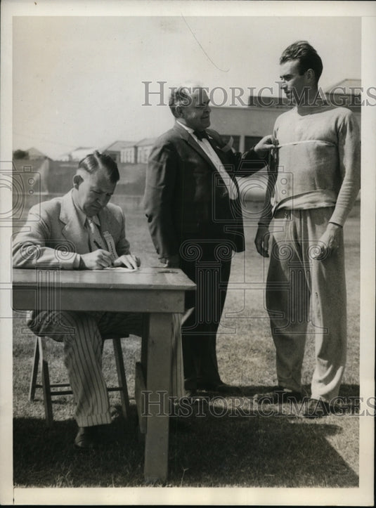 1932 Press Photo Prominent hurdler Wendel Smith gets measurements taken - Historic Images