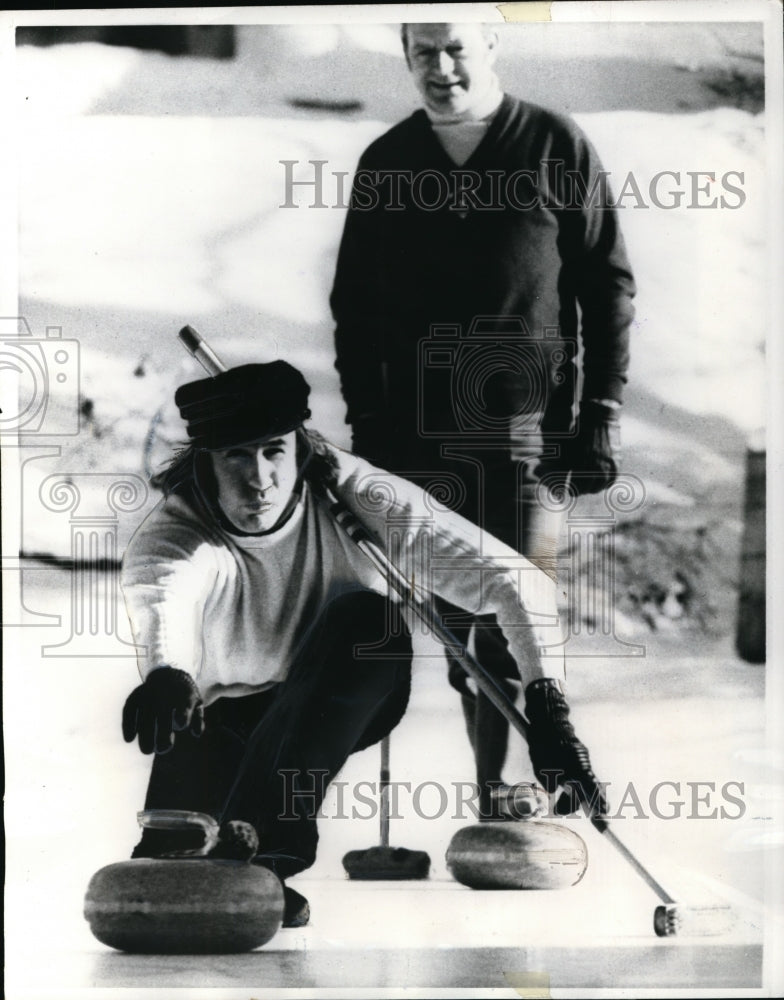 1970 Press Photo Former racing champion Jackie Stewart tries curling - nes31886 - Historic Images