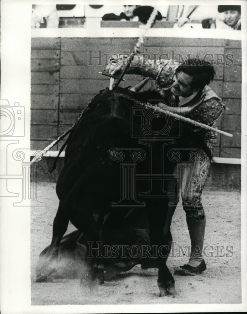 1968 Press Photo Spanish bullfighter Manuel Mendez makes first kill - nes31898- Historic Images