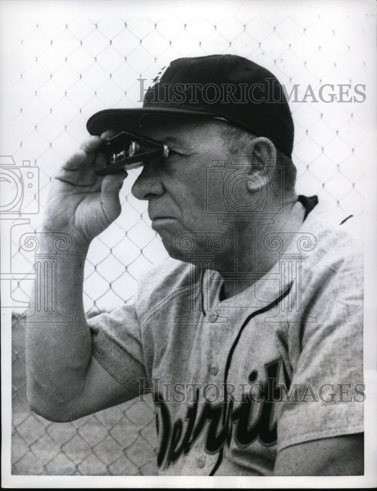 1960 Press Photo Detroit manager Jimmy Dykes uses binoculars to watch rookies - Historic Images