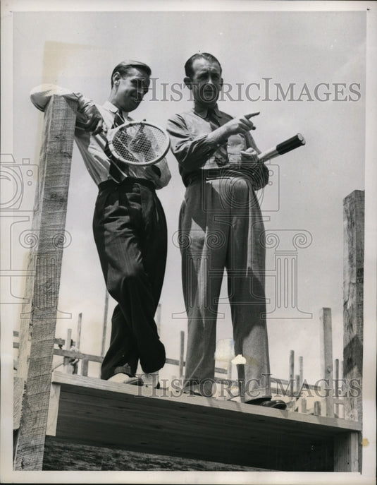 1939 Press Photo Adrian Quist & Jack Crawford check scene of Davis Cup play - Historic Images