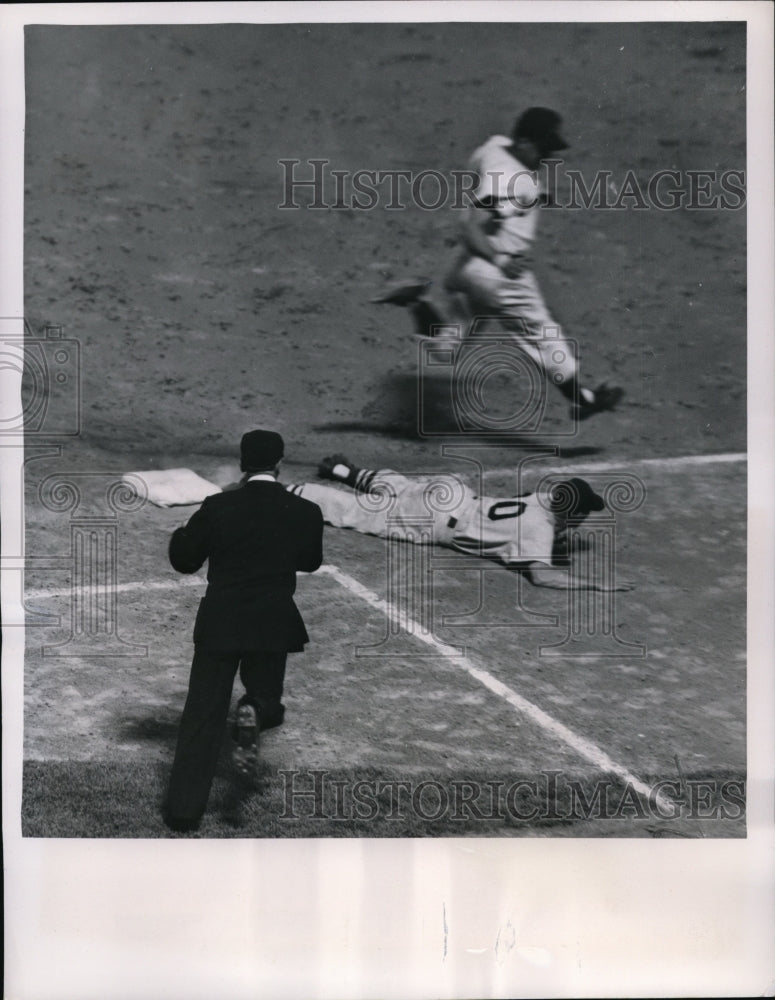 1954 Press Photo Indians outfielder Dave Philley out at 1st base - nes31978 - Historic Images