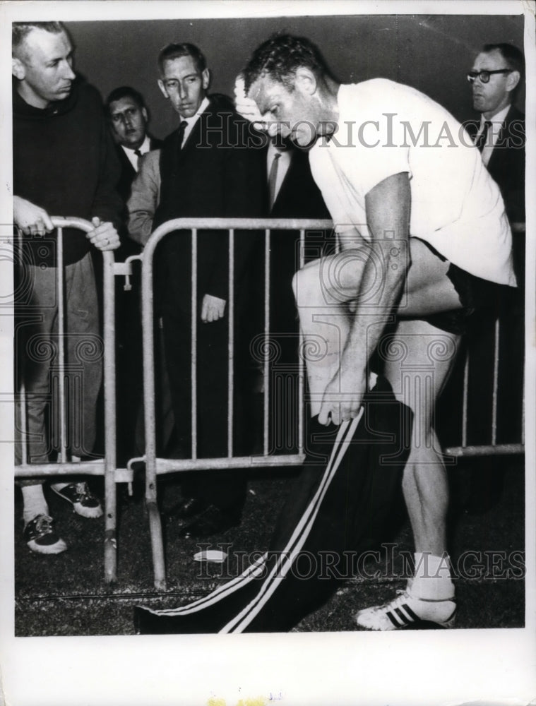 1965 Press Photo Peter Snell finishes last in Magic Mile at Empire Stadium - Historic Images