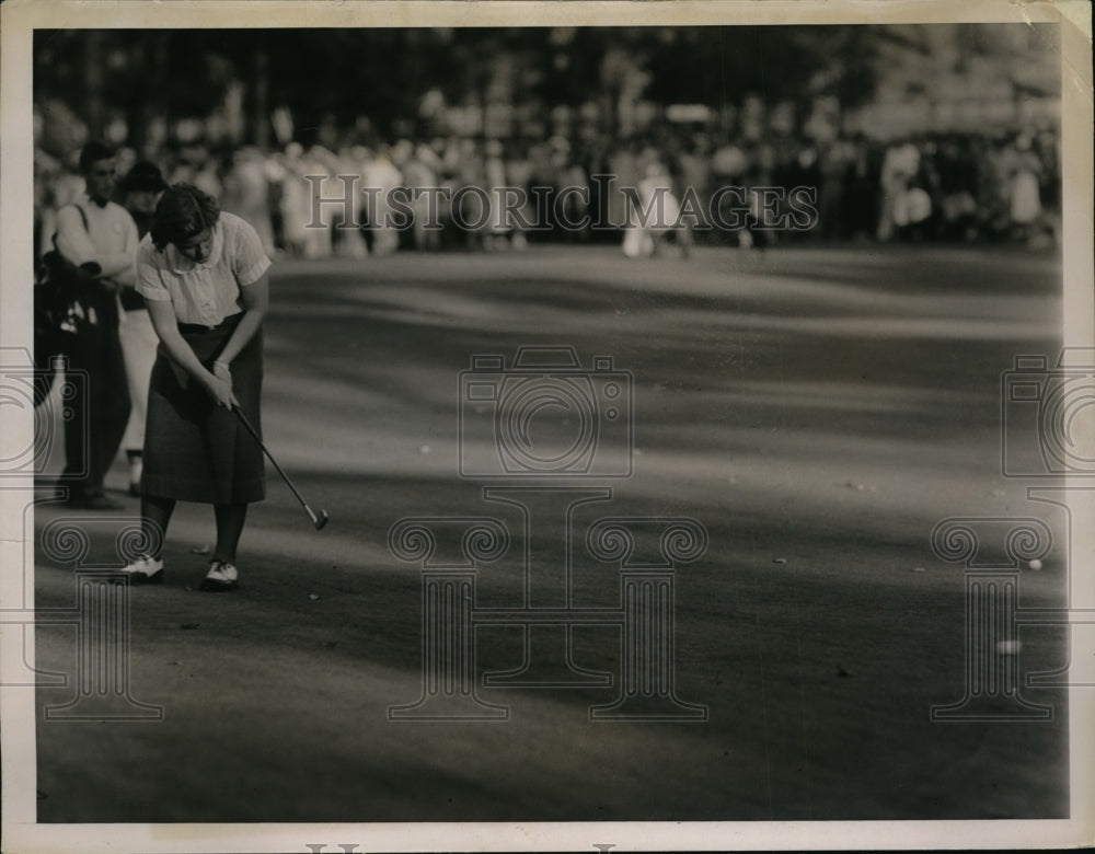 1936 Press Photo Pam Barton defeats Maureen Orcutt Chews on 16th green putt- Historic Images