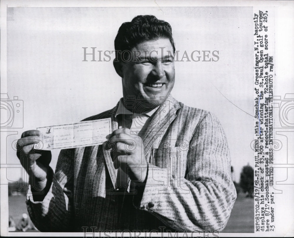 1958 Press Photo Mike Souchak displays his check after winning St Paul Open- Historic Images