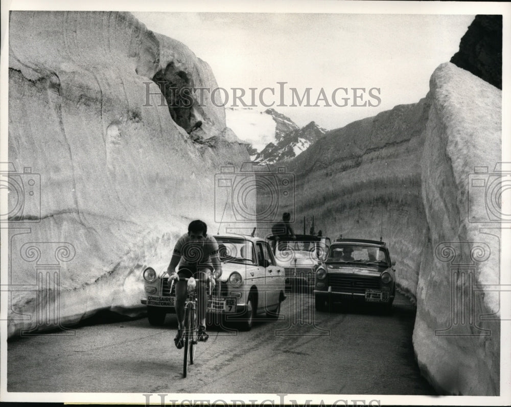 1963 Press Photo Fernando Manzaneque rides through Iseron Pass - nes32212 - Historic Images