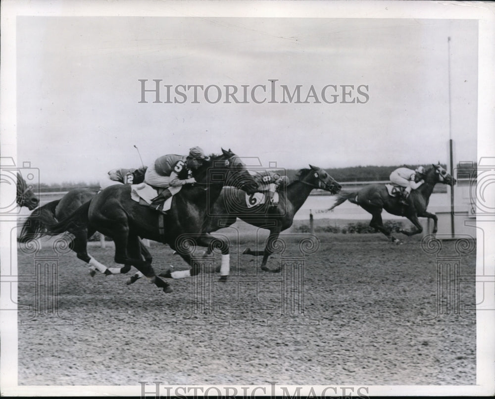 1945 Press Photo Hallandale Fla C Ricks on Felt Hat, F Truska on Moonlight Bobby - Historic Images