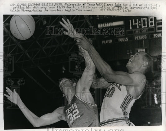 1965 Press Photo University of Texas Larry Lake has hard time making shot- Historic Images