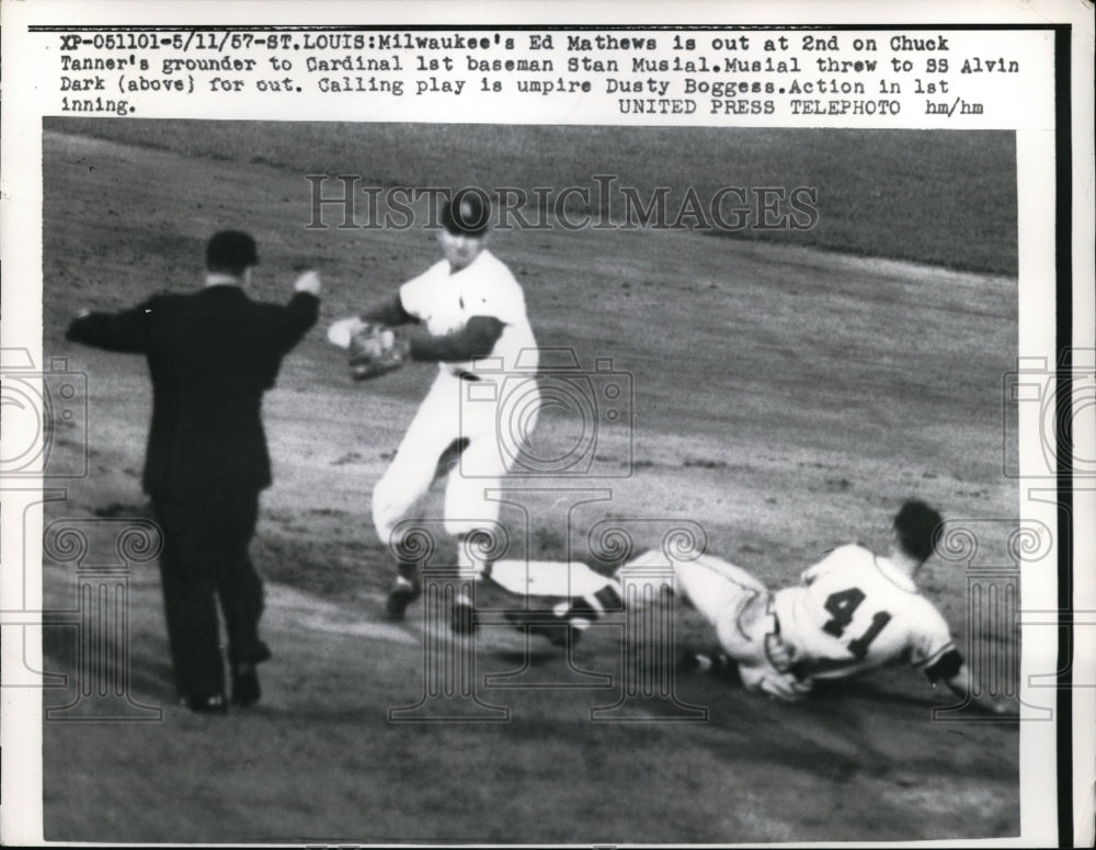 1957 Press Photo Milwaukees Ed Mathews out at 2nd on grounder to Musial - Historic Images