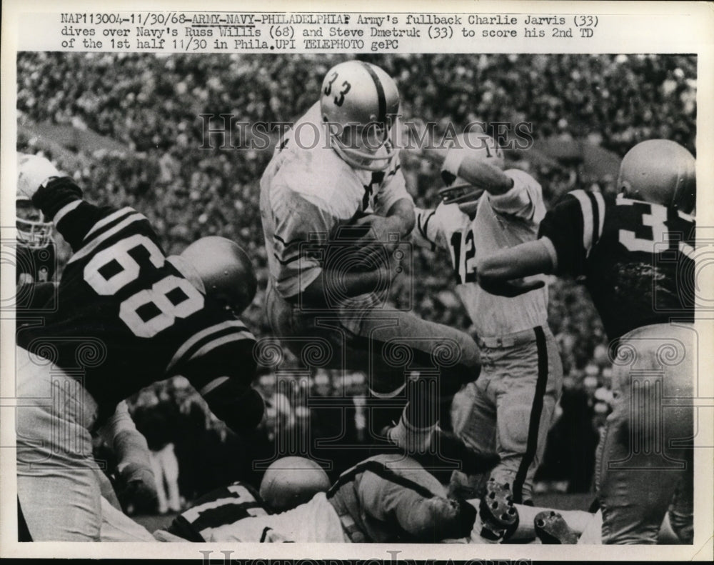 1968 Press Photo Army fullback Charlie Jarvis dives over Navys Russ Willis - Historic Images