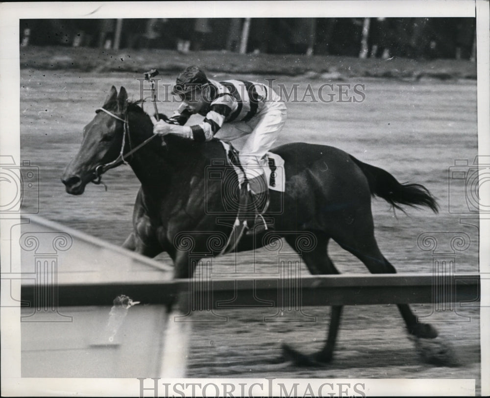 1939 Press Photo Spanked crosses finish line to win Rosedale Stakes - nes32609 - Historic Images