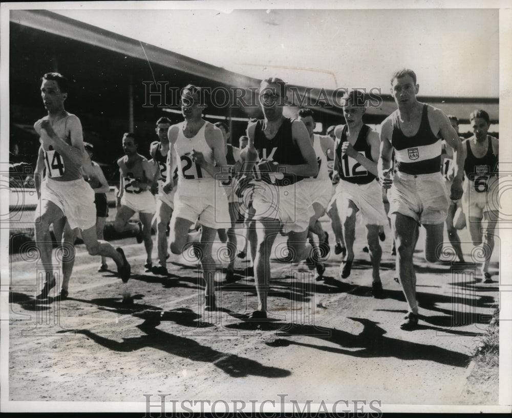 1939 Press Photo Sydney Wooderson runs mile event at British Games in London - Historic Images