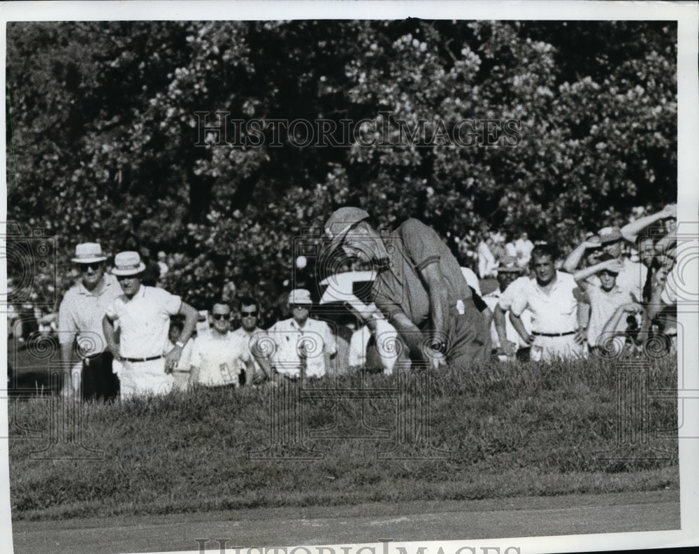 1961 Press Photo Don January blasts ball out of sand trap towards 7th green- Historic Images