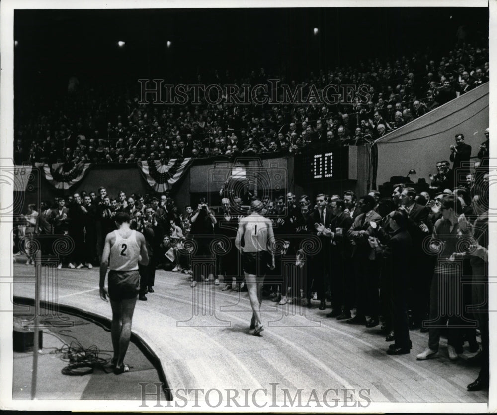 1967 Press Photo Crowd cheers Dave Patrick after running fastest mile- Historic Images