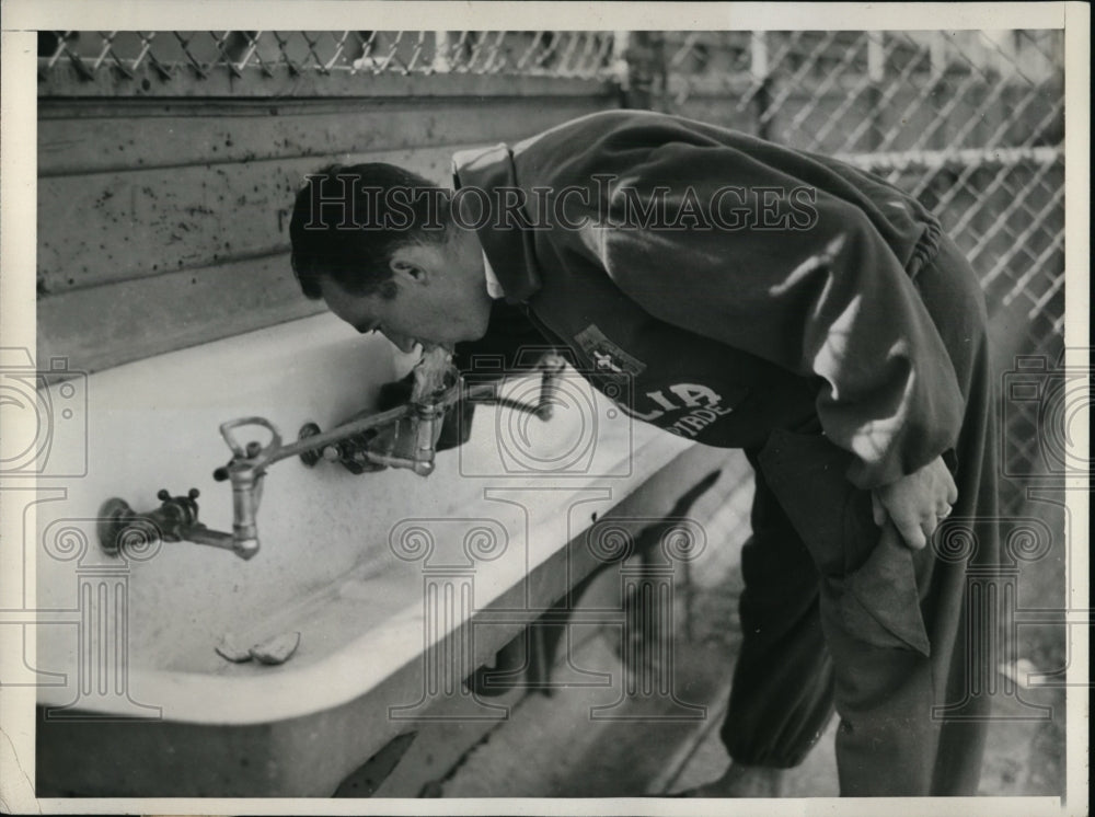 1932 Press Photo Italian steeplechase runner Alfredo Furia drinks after workout - Historic Images