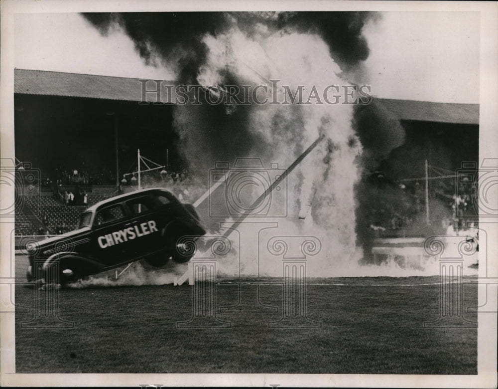 1936 Press Photo Daredevil driver takes car through fire in demonstration - Historic Images