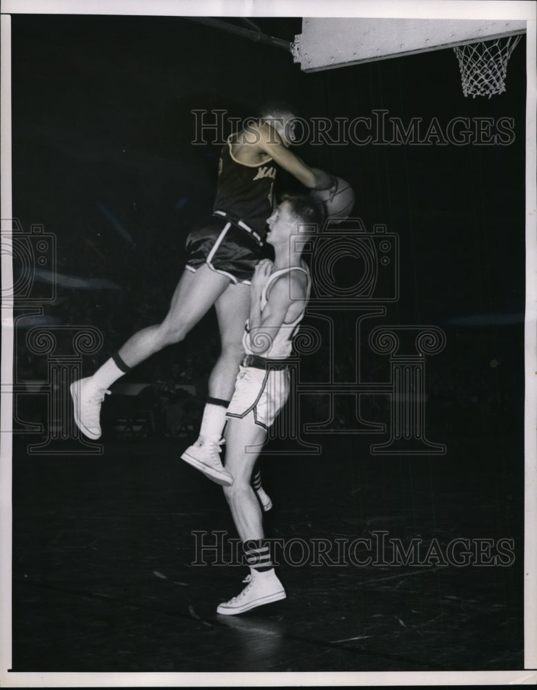 1958 Press Photo Marquettes Jim McCoy goes for rebound over Frank Hogan- Historic Images